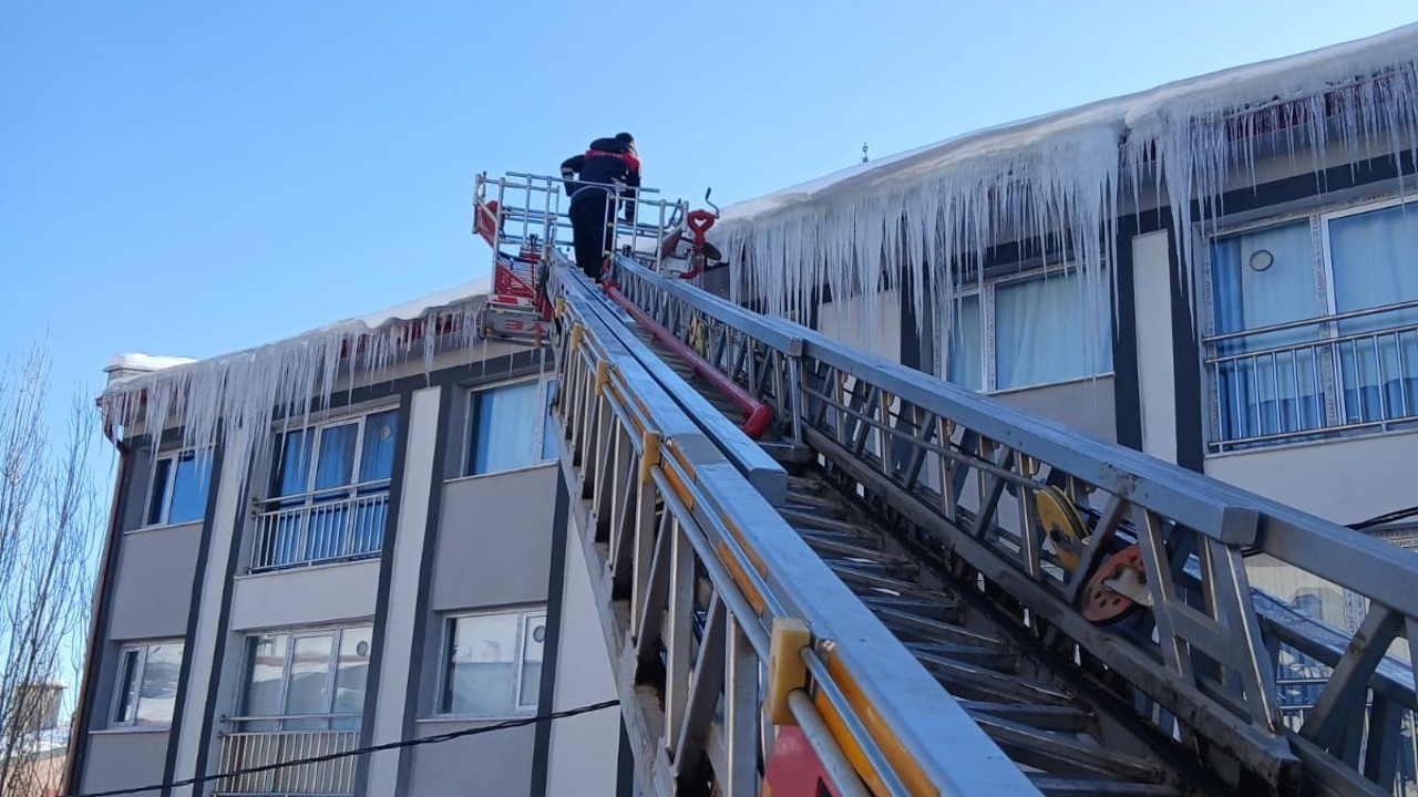 Bayburt’ta tehlike oluşturan buz sarkıtları temizleniyor
