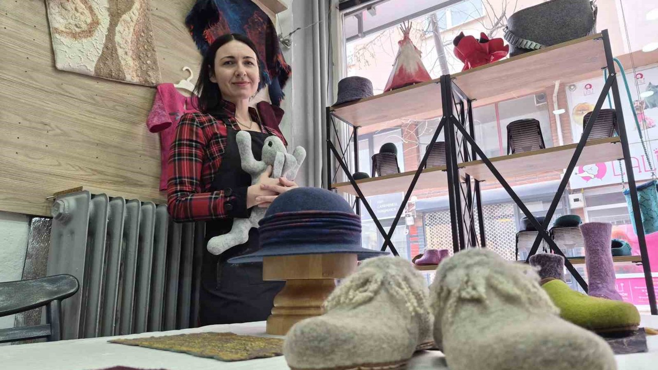 Rusya’da öğrendiği keçe ustalığını Eskişehir’de sürdürüyor
