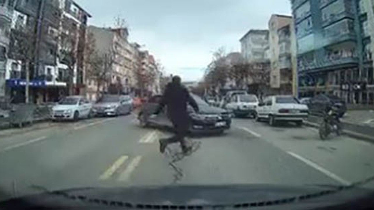 El frenini çekilmeyen araç hareket etti, başka bir sürücü koşarak el frenini çekti
