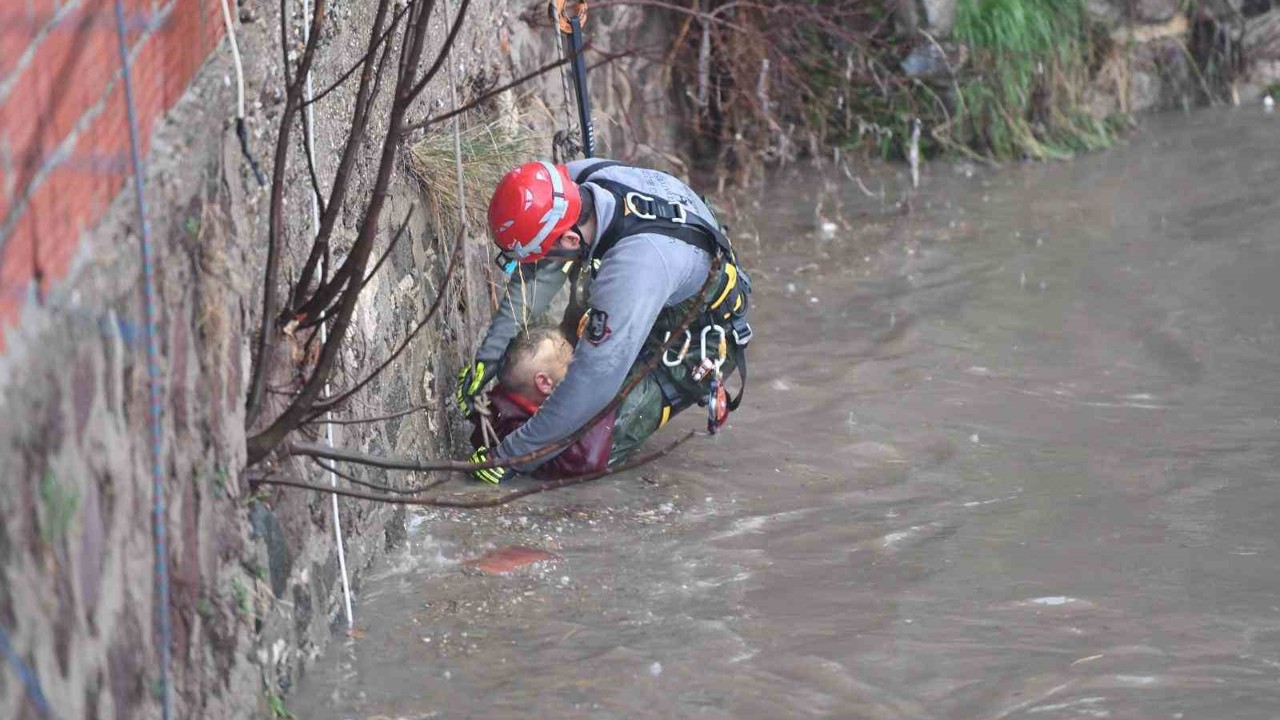 Yağmur suları yükseldi, çayda mahsur kalan vatandaşı itfaiye kurtardı
