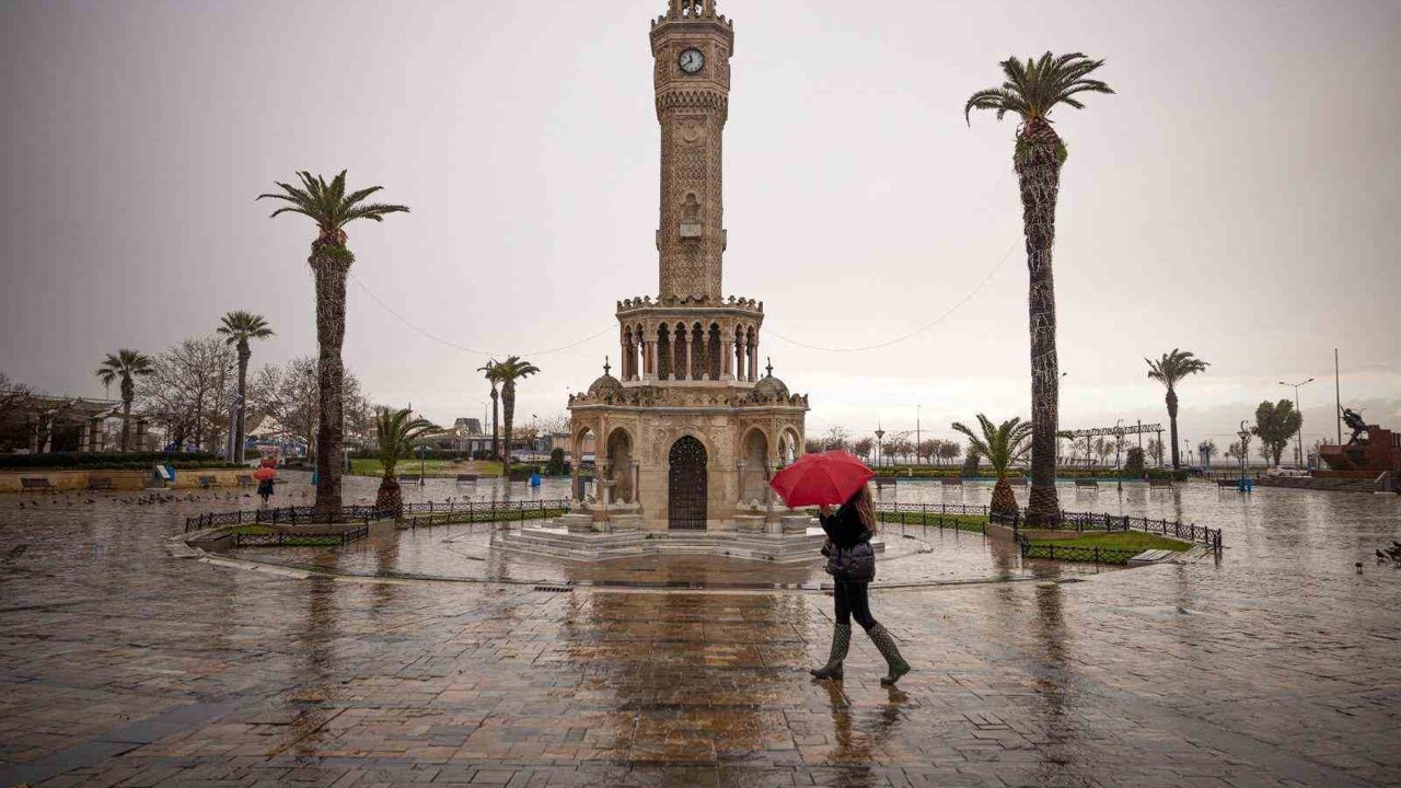 İzmir Büyükşehir ekipleri sağanak nedeniyle seferber oldu
