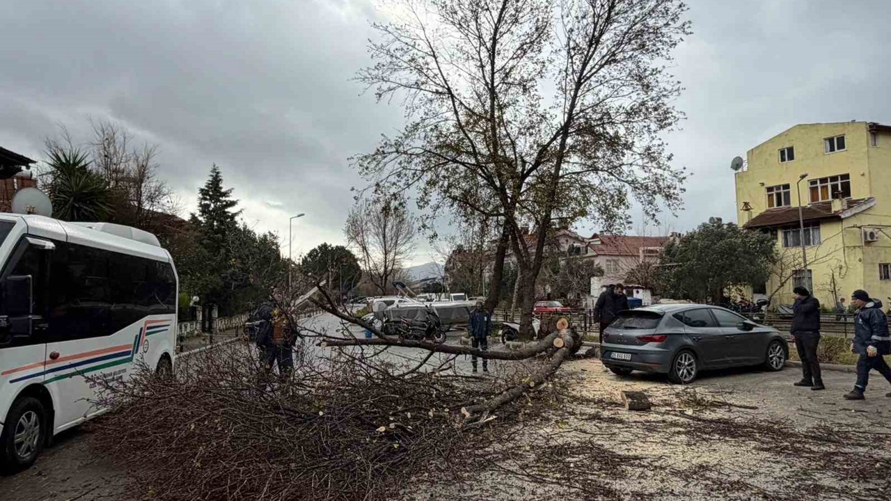 Marmaris’te şiddetli fırtına etkisini sürdürüyor
