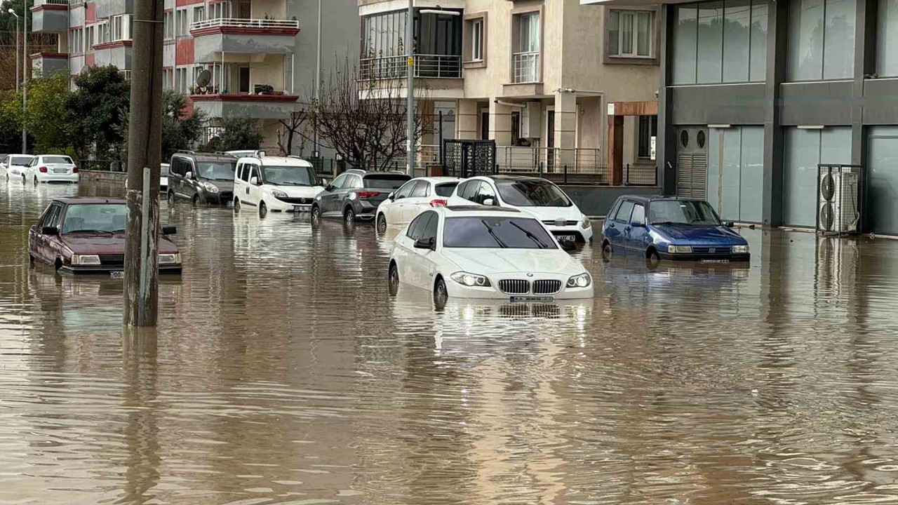 Aydın’da dereler taştı, sokaklar göle döndü
