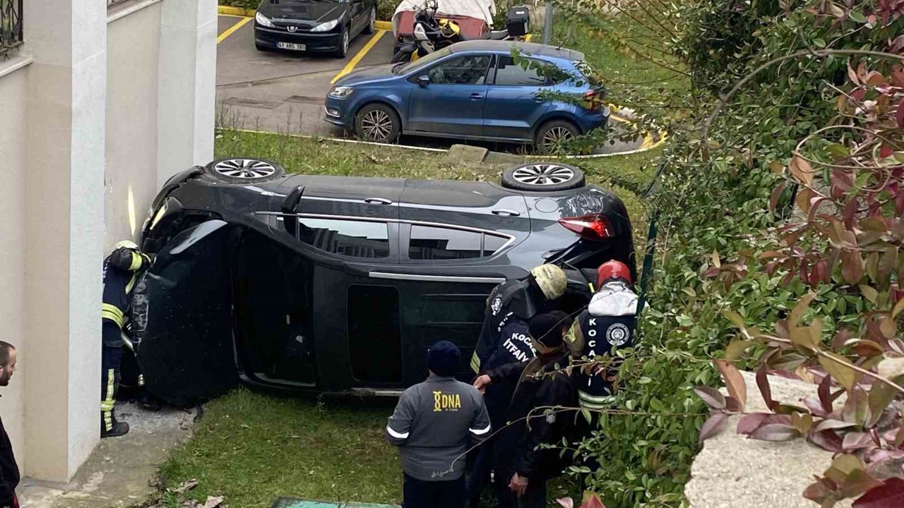 Kocaeli’de istinat duvarından düşen otomobildeki anne ve kızı yaralandı
