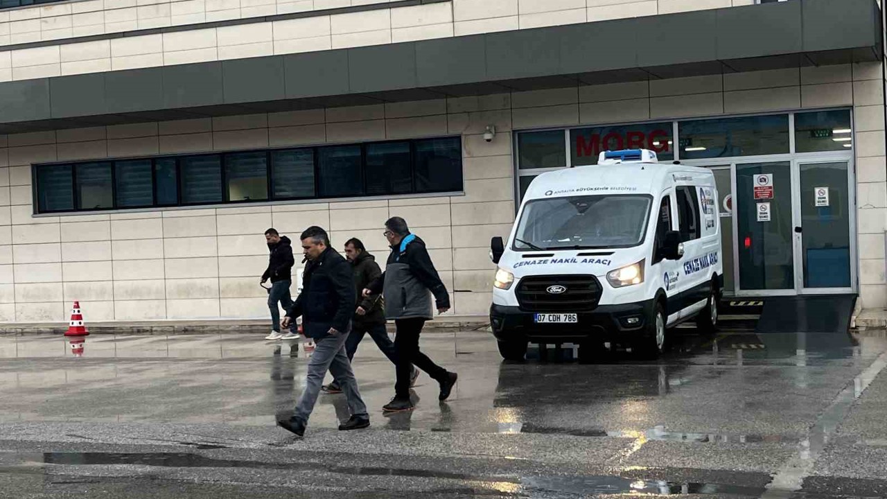 Antalya’da evinde silahla vurulmuş halde ölü bulunan kişinin cenazesi teslim alındı

