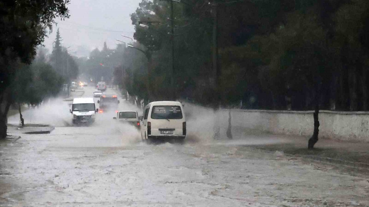 Muğla’da sağanak yağış etkili oluyor
