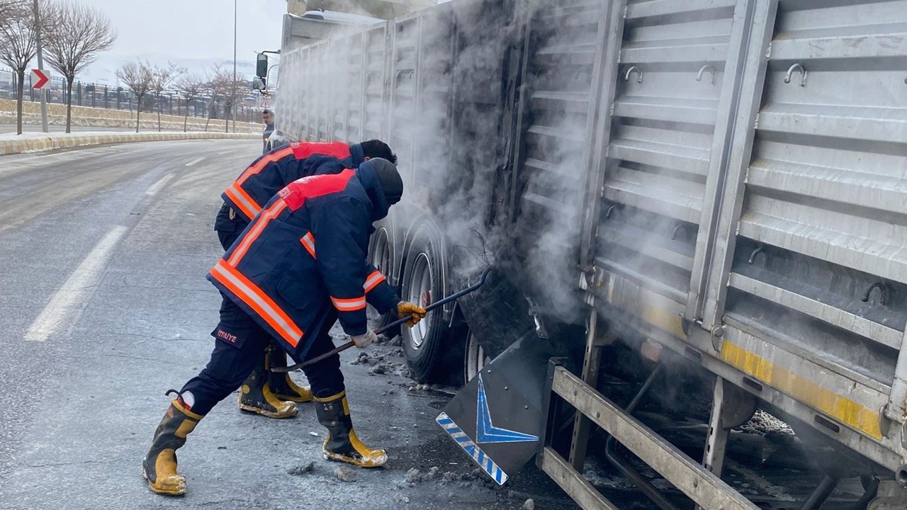 Van’da seyir halindeki tırın lastikleri yandı
