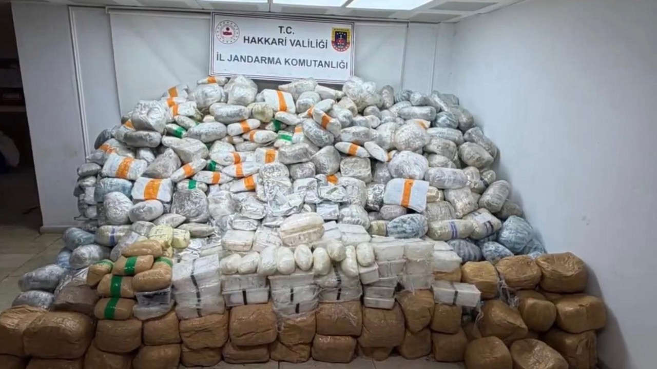 Bakan Yerlikaya: "Yüksekova kırsalında 860 kilogram uyuşturucu madde ele geçirildi"
