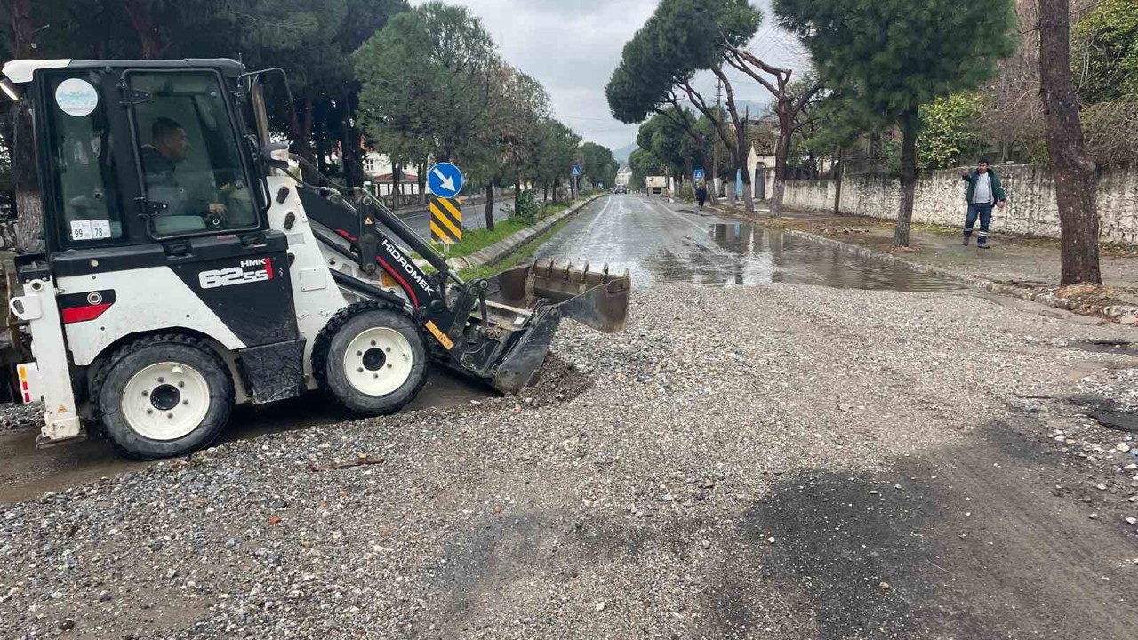 Söke Belediyesi ekipleri sağanak yağış için sahada seferber oldu

