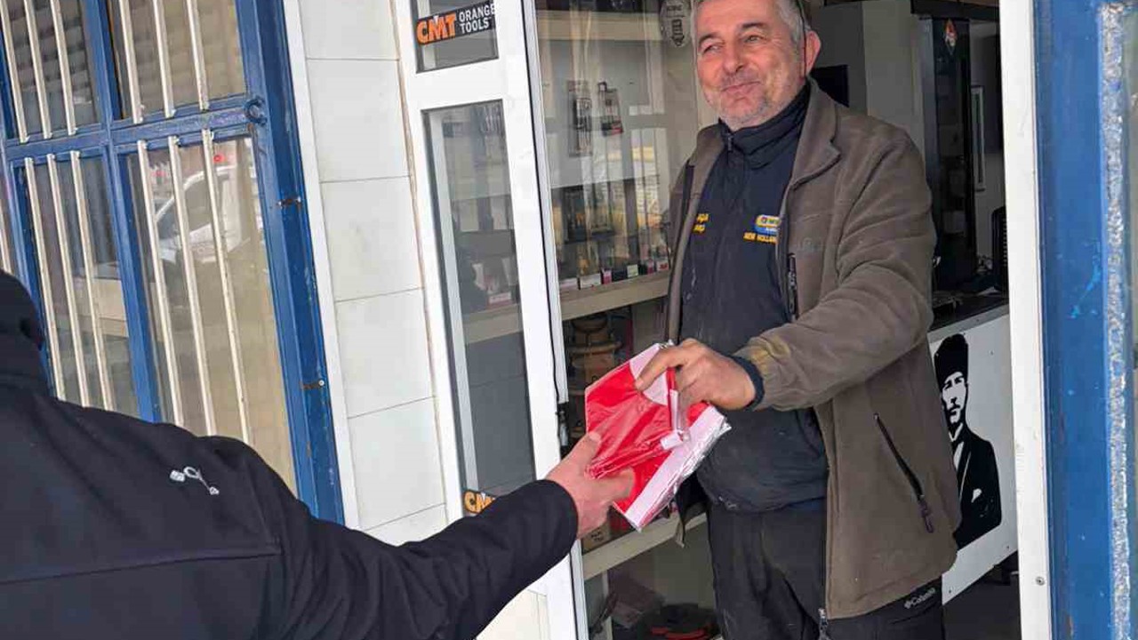 Muğla Büyükşehir Belediyesi Türk Bayrağı dağıtarak dayanışma mesajı verdi
