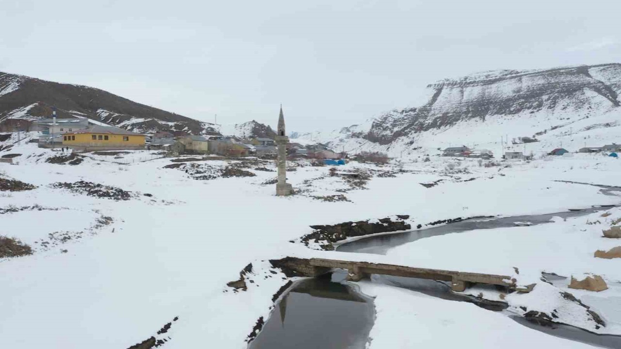 Ağrı’da barajdan çıkan tarihi minare kış manzarasıyla büyüledi
