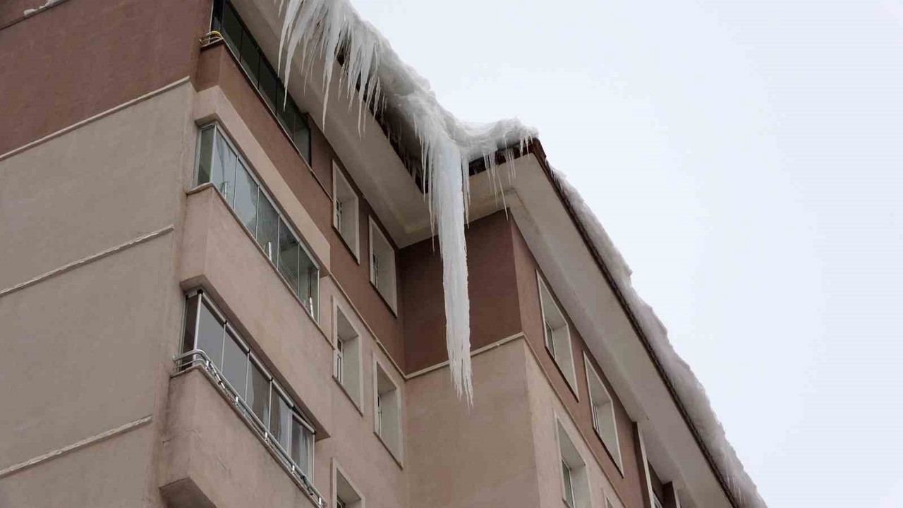Bitlis’te çatılardaki buzların boyu 5 metreye ulaştı
