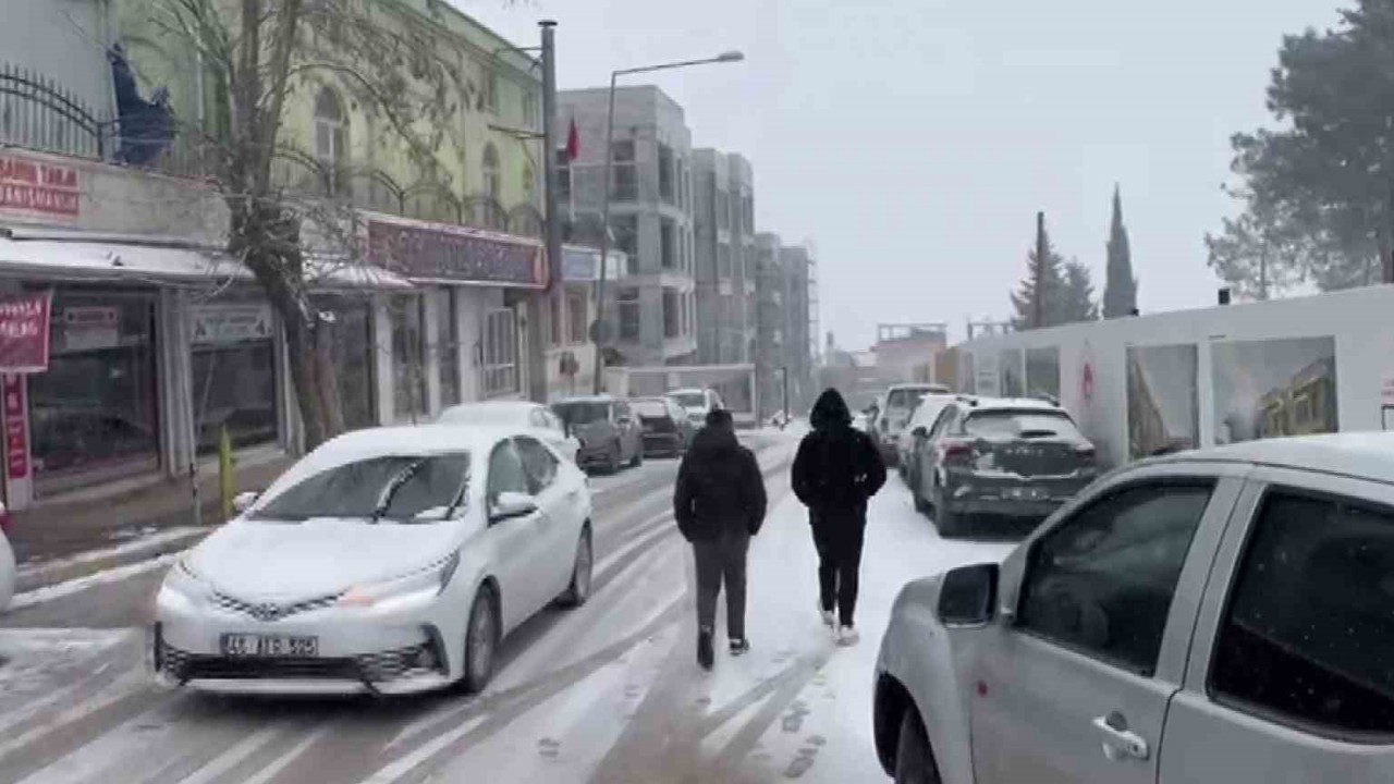 Besni’de yoğun kar yağışı başladı
