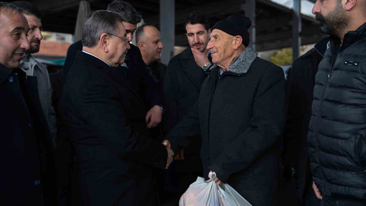 Gölbaşı Belediye Başkanı Odabaşı, semt pazarında esnaf ve vatandaşla buluştu
