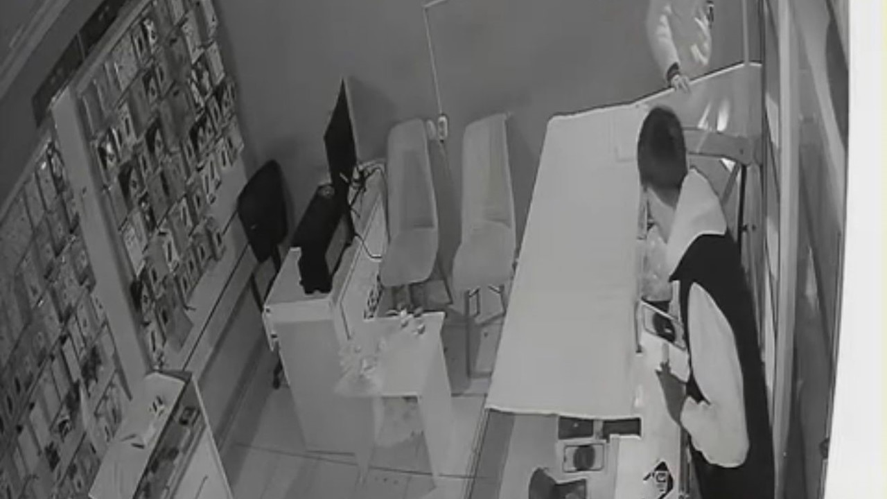 Iğdır’da telefon satış mağazasına gece hırsızlığı
