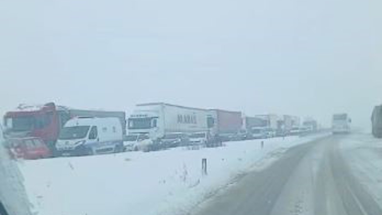 Sivas’ta ulaşıma kar engeli: Sivas-Malatya ve Sivas-Kayseri kara yolları trafiğe kapatıldı
