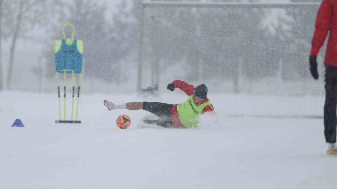 Sivasspor kar altında çalıştı
