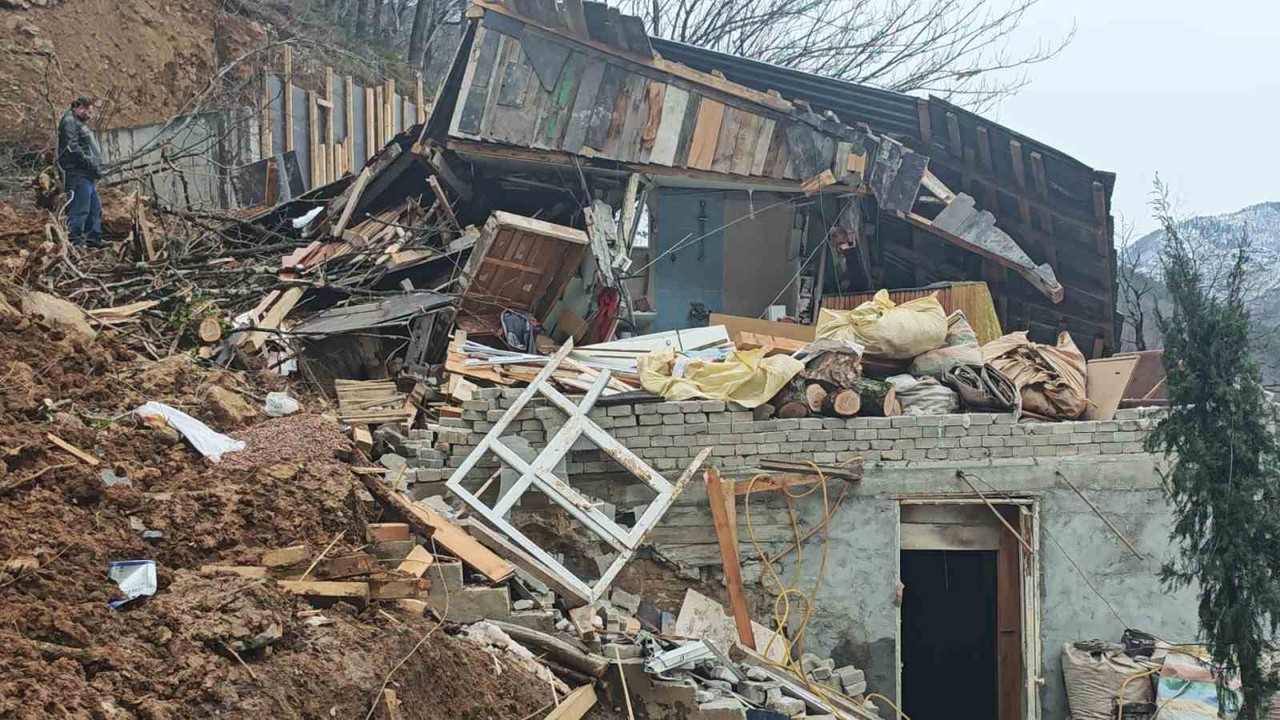 Borçka’da kar sonrası toprak kayması yaşandı
