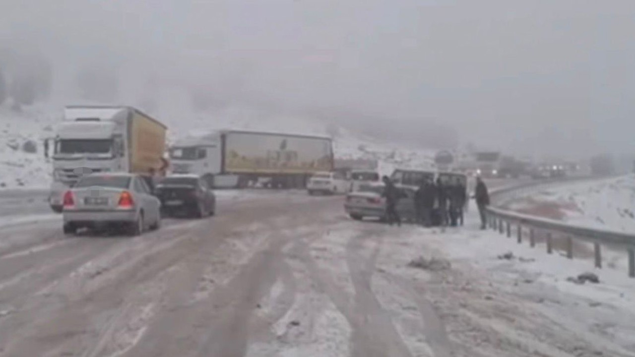 Gaziantep-Araban kara yolunda kar esareti: Çok sayıda araç mahsur kaldı
