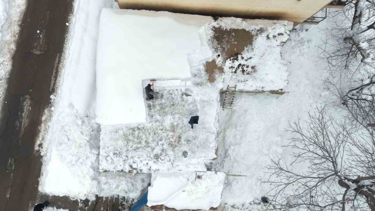 Muş’ta tek katlı evler kara gömüldü
