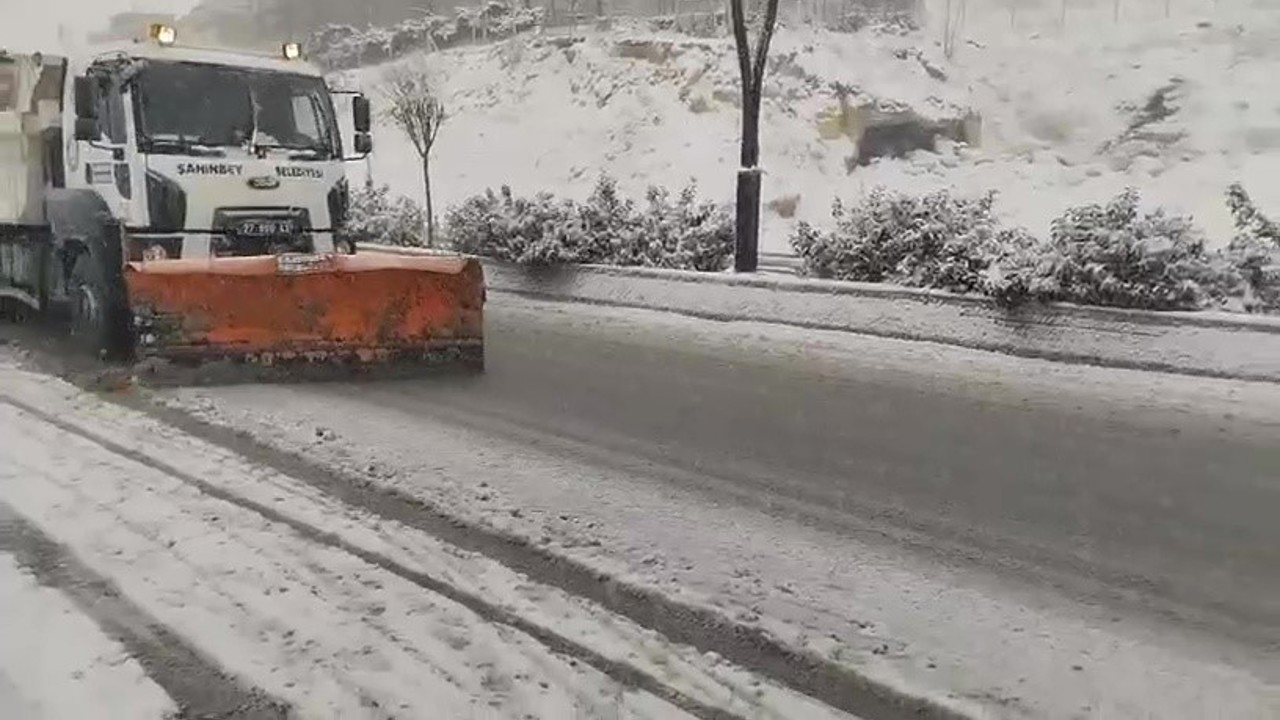 Şahinbey Belediyesi’nden kar yağışına anında müdahale
