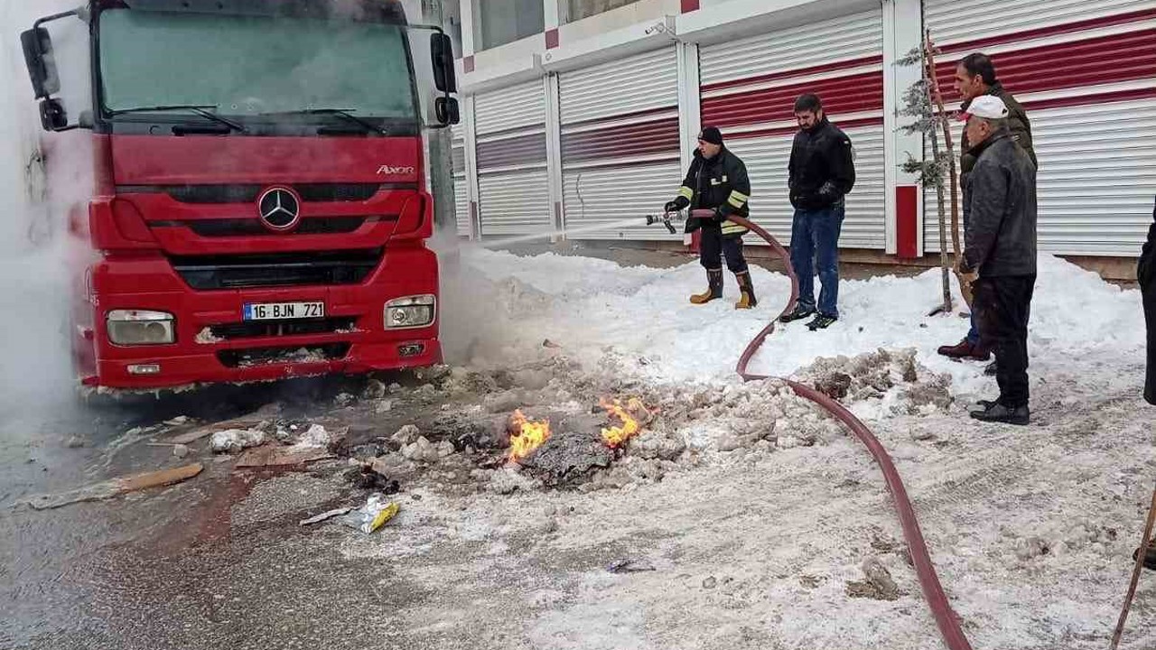Muş’ta park halindeki tırda yangın
