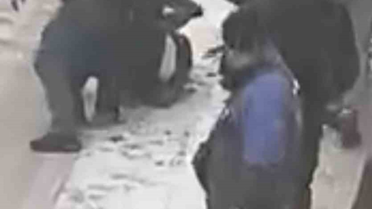 Elazığ’da sokak ortasında tekme tokat kavga: O anlar kamerada
