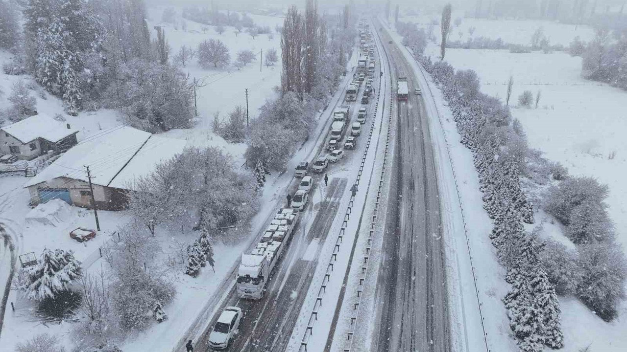 Uşak-Ankara karayolu 3 saat trafiğe kapandı
