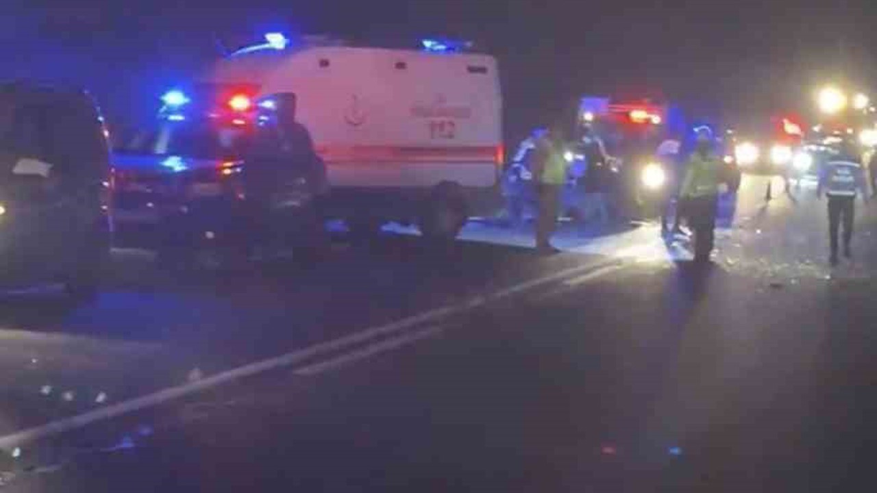 Mardin’de otomobil ile hafif ticari araç çarpıştı: 3 ölü, 2 yaralı
