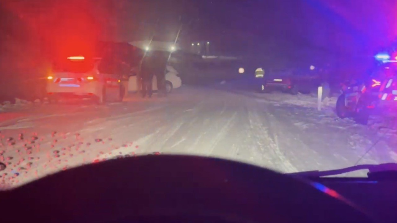 Mazıdağı-Derik yolu ulaşıma kapandı, buzlanma kazaya neden oldu
