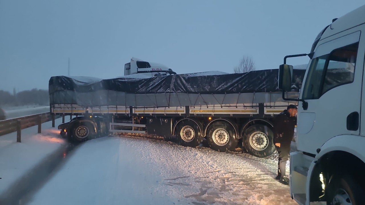 Afyonkarahisar’ın yüksek kesimlerinde kar yağışı etkili oldu
