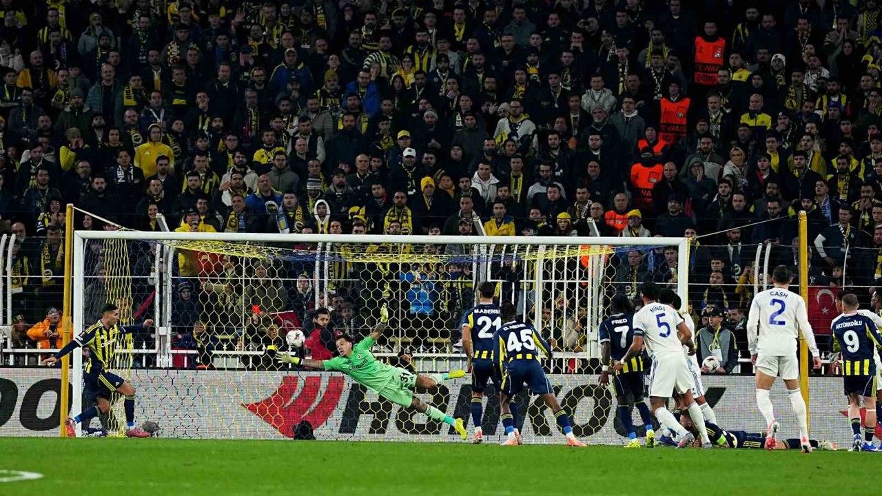 UEFA Avrupa Ligi: Fenerbahçe: 0 - Aston Villa: 1 (İlk yarı)
