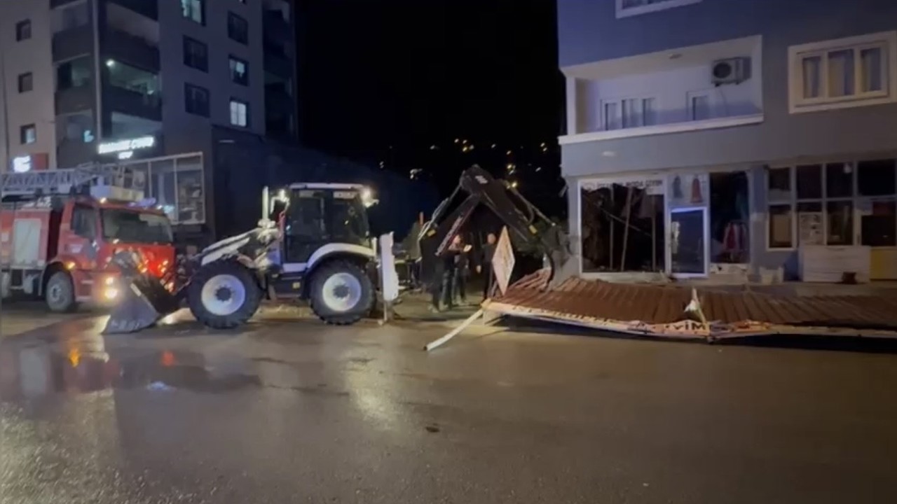 Osmaniye’de şiddetli rüzgar sundurma çatısını yerinden söktü
