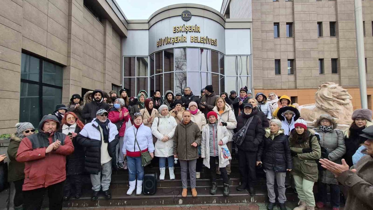 Hayvanseverler, Eskişehir Büyükşehir Belediyesi’nin önünde eylem yaptı
