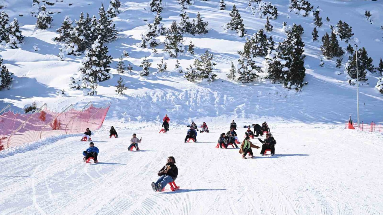 Erzincan’da 70 öğrenci Ergan Dağı’nda kızak keyfi yaşadı
