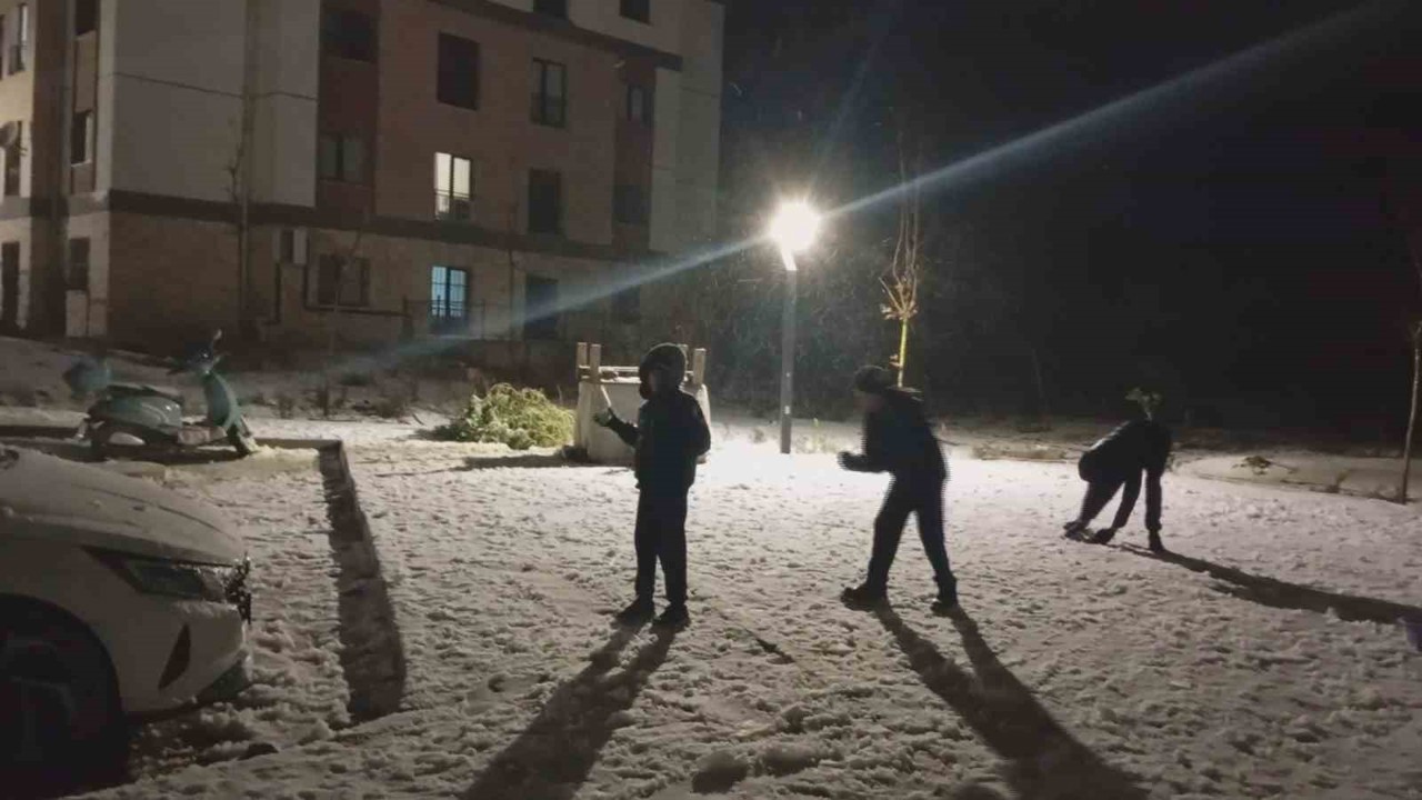 Karla kaplanan yolda araçlar ilerlemekte güçlük çekerken, eğlenmek isteyenler soluğu sokakta aldı
