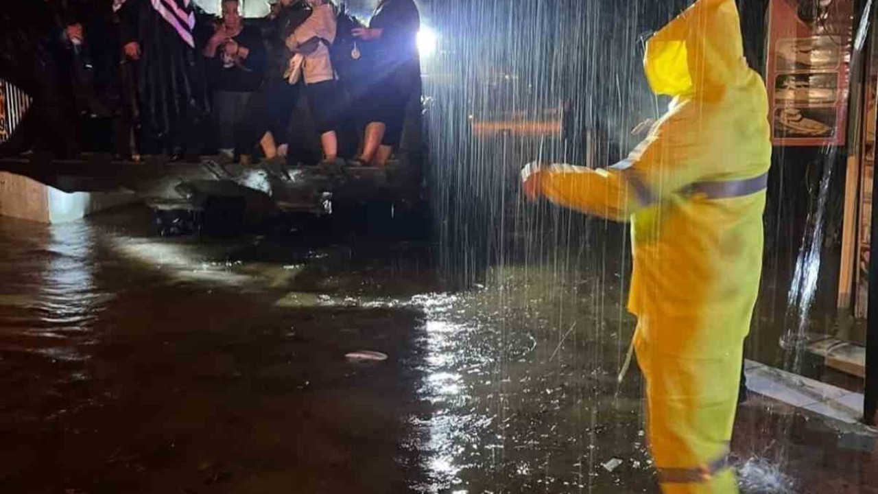 Kemer’de sağanak yağışta mahsur kalanları jandarma kurtardı
