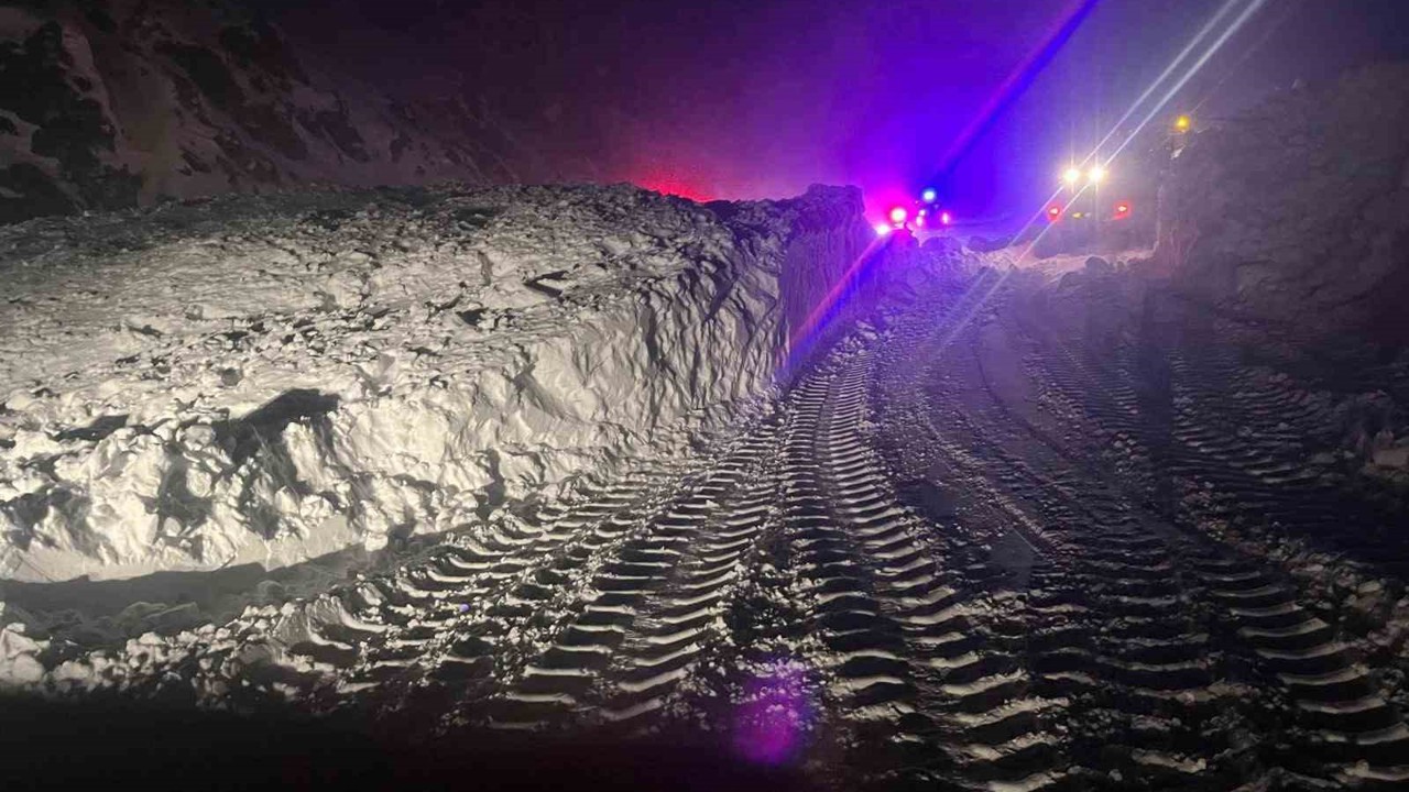 Çığın düştüğü Erzincan-Sivas kara yolu ulaşıma açıldı
