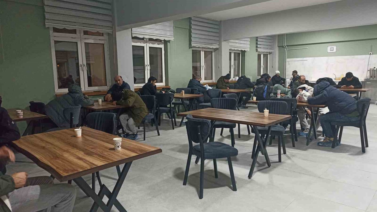 Sivas’ta kar esareti: Mahsur kalan 700 kişi okul yurtlarına yerleştirildi

