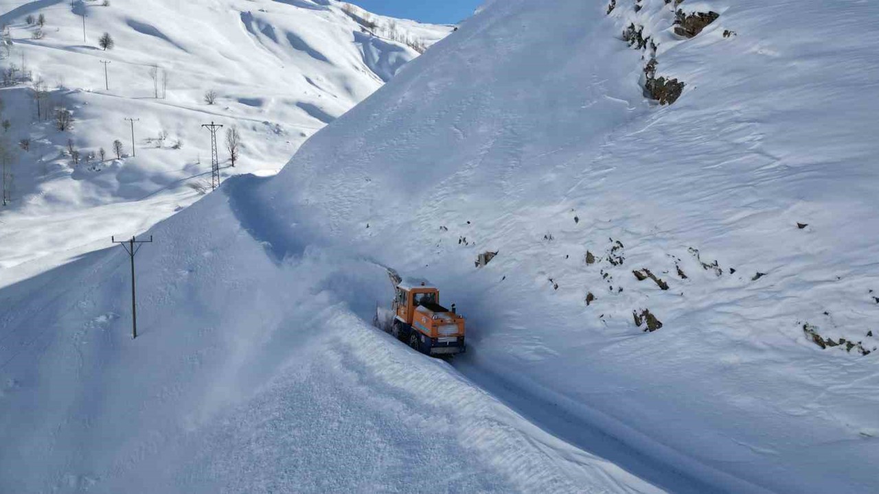 Bitlis’te köy yollarında 3 metreyi bulan karla mücadele
