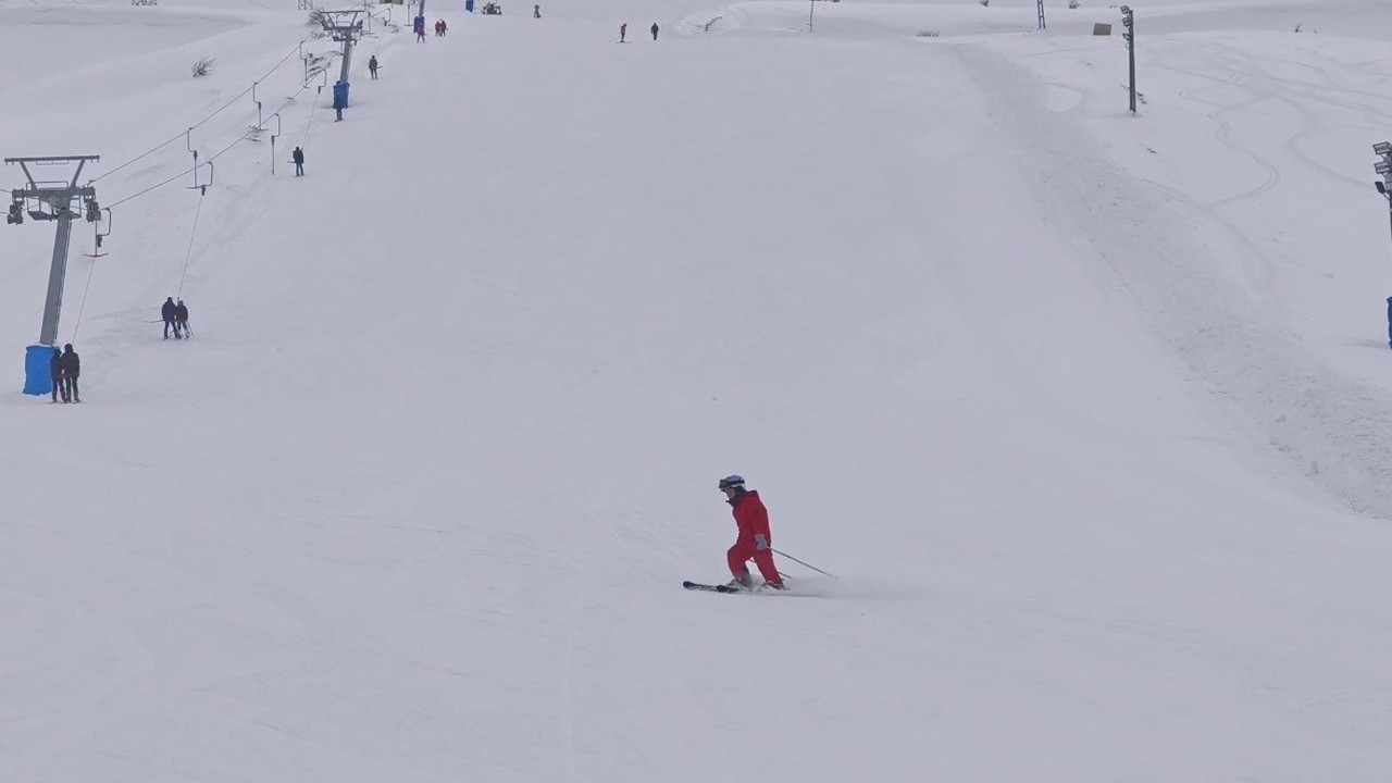 Bitlisli çocuklar tatilde kayak merkezine akın etti
