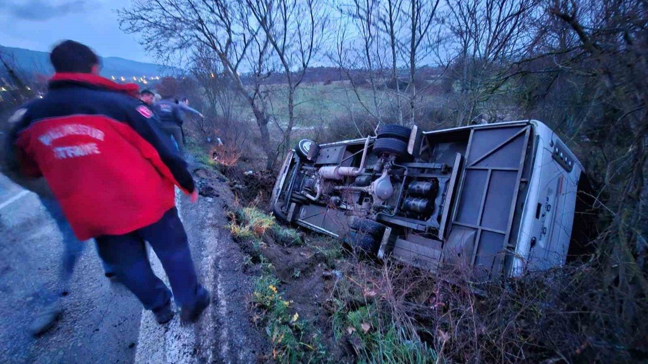 Balıkesir’de servis aracı şarampole uçtu: 14 yaralı

