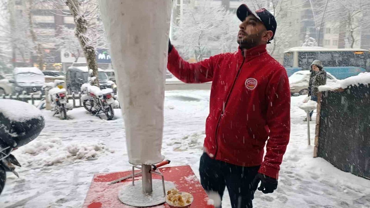 Beyaza bürünen Kahramanmaraş’ta ’karsambaç’ vazgeçilmez tatlı oldu
