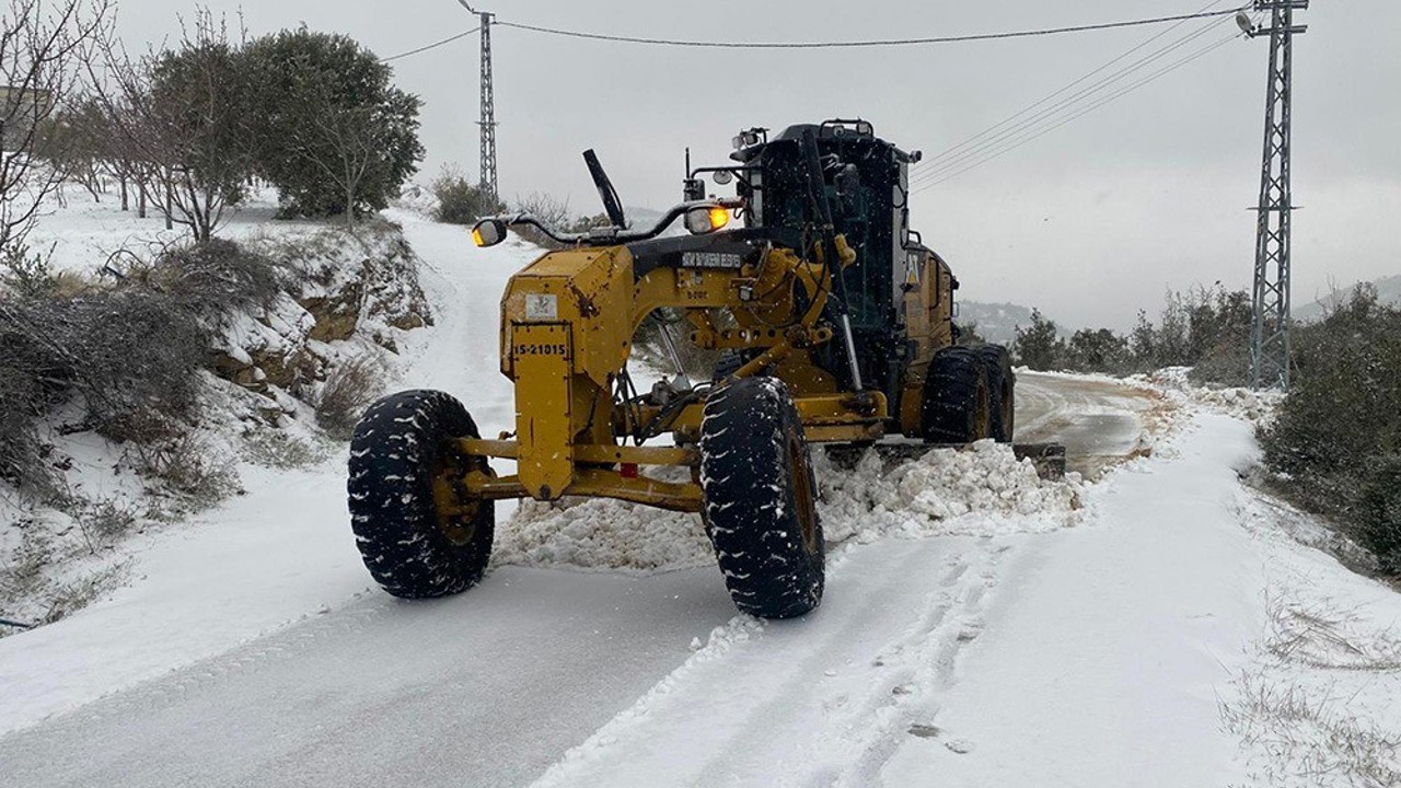 Hatay’da karla mücadele aralıksız sürdürüyor
