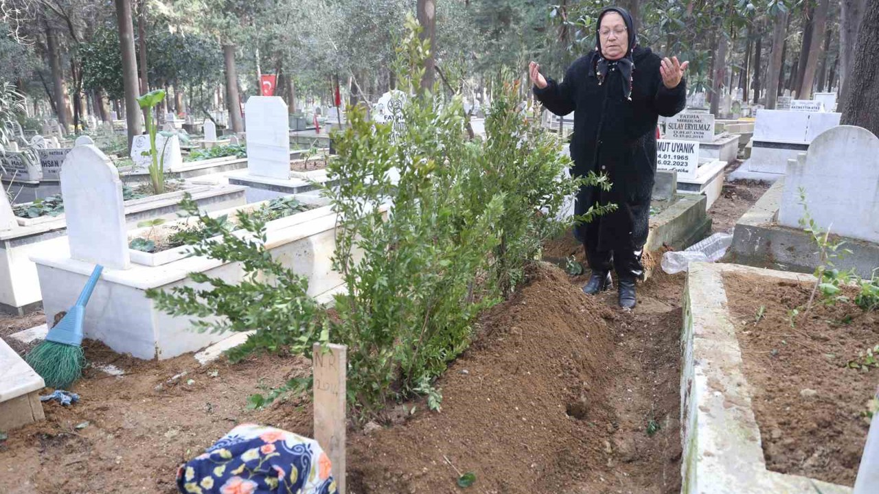 Depremden bu yana kayıp olan kız kardeşinin mezarını, kimsesizler mezarlığında buldu
