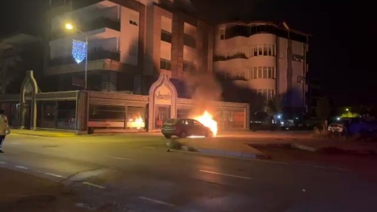 Arızalanan otomobil itilerek çalıştırılmak istenince yandı
