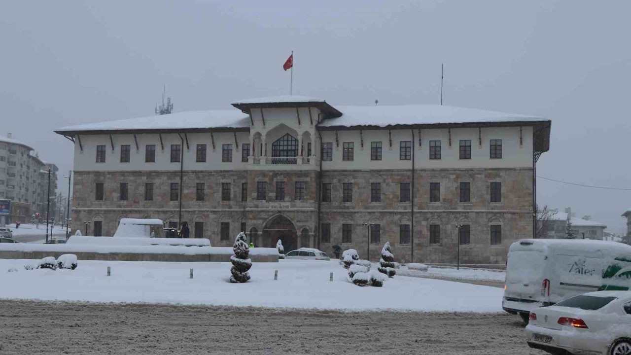 Sivas eski günlerine döndü, Tarihi Kent Meydanı karla kaplandı
