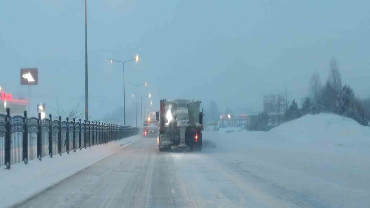 Bingöl’de kar yağışı yeniden etkili oldu: Çalışmalar sabahın erken saatlerinde başladı

