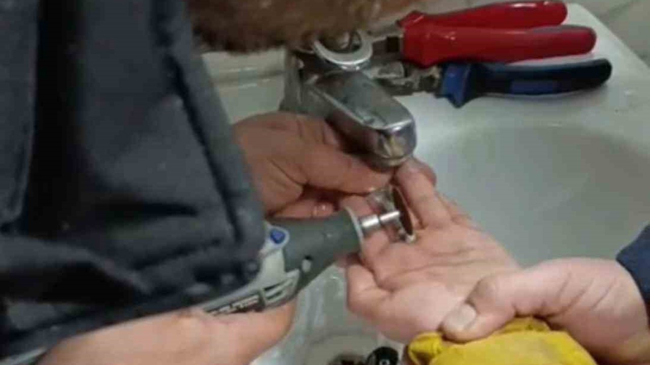 Parmağını metal paraya sıkıştırdı, itfaiye ekiplerince kurtarıldı
