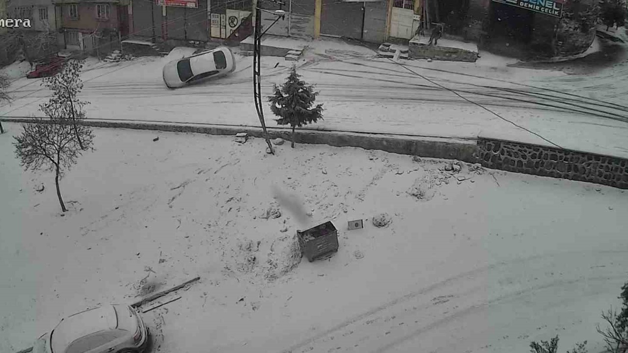 Gaziantep’te karlı yolda feci kaza: Kayan araç kaldırıma çarparak devrildi
